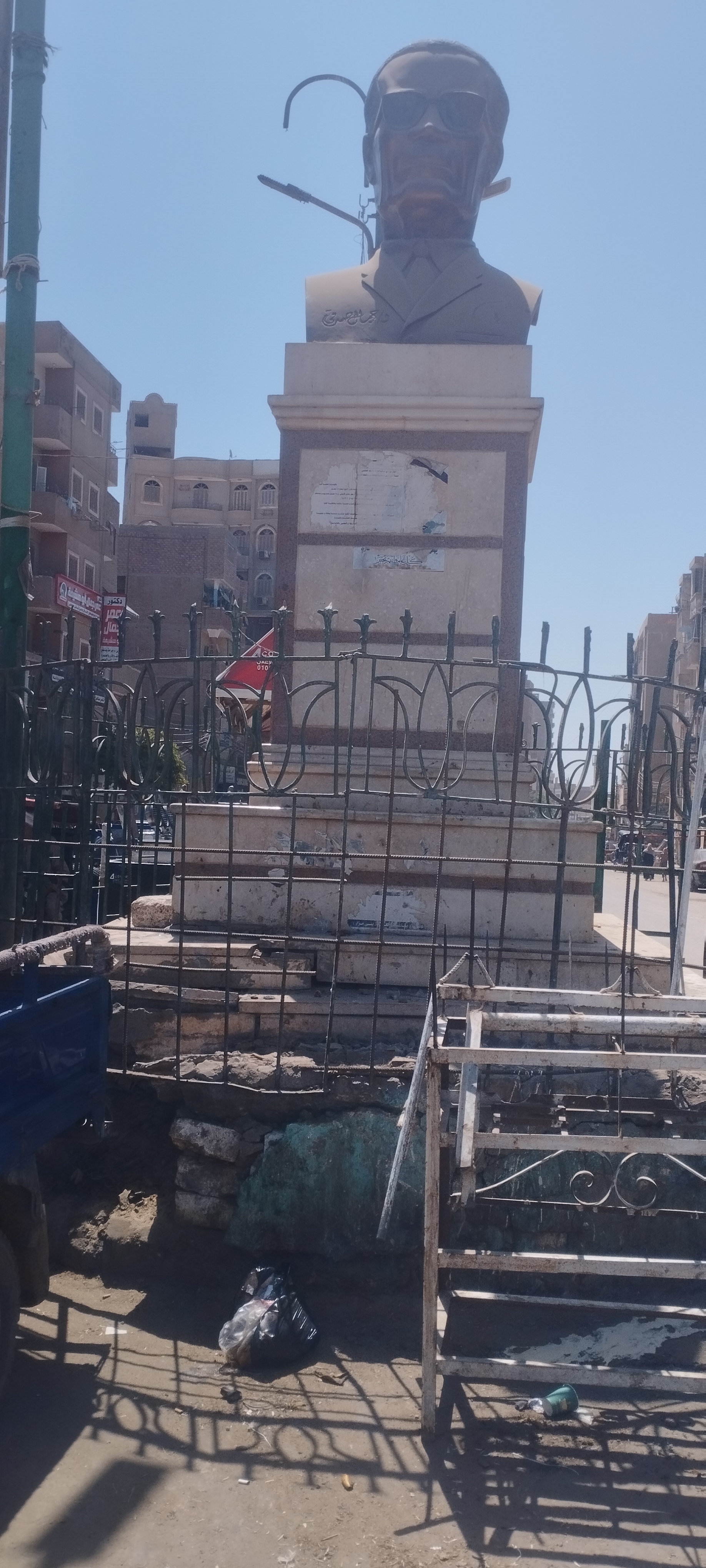 التروسيكلات تحيط بميدان طه حسين