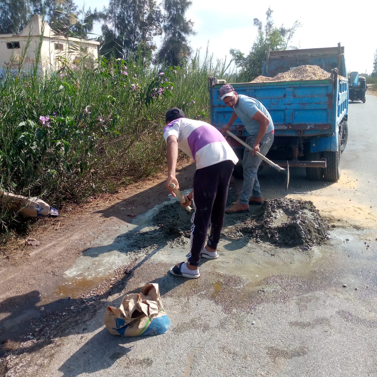 معالجة وتمهيد الحفر الموجودة بمدخل قرية الحوة