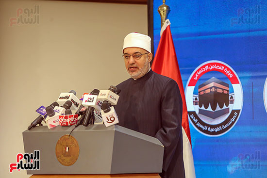 نظير يلقى كلمته امام الحاضرين