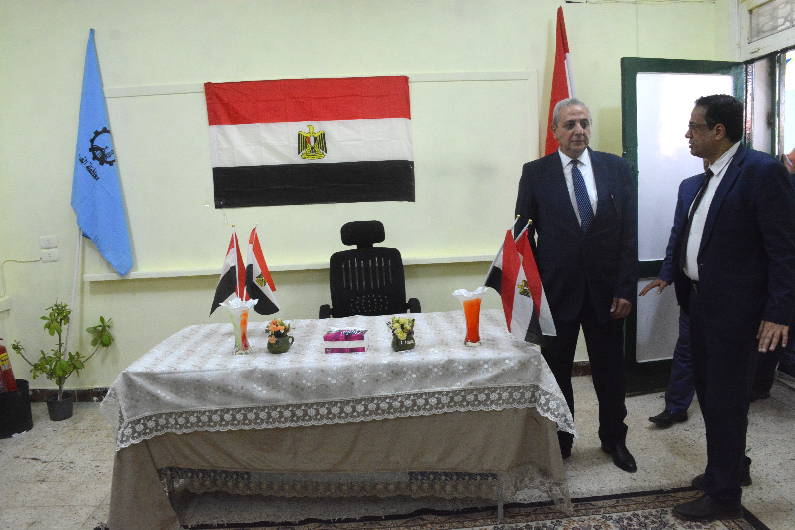 المحافظ يتفقد اللجان الانتخابية