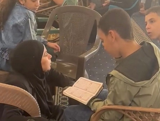 أم تحفظ إبنها القرأن