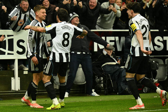 احتفال وفرحة لاعبى نيوكاسل