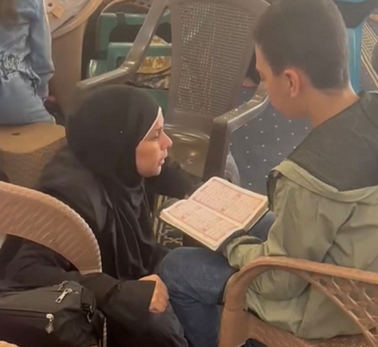 أم وإبنها في محراب القرأن