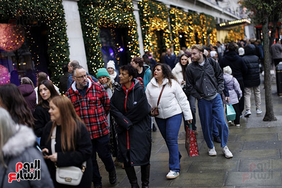 إقبال كبير على شراء الهدايا ومستلزمات عيد الميلاد إقبال كبير على شراء الهدايا ومستلزمات عيد الميلاد