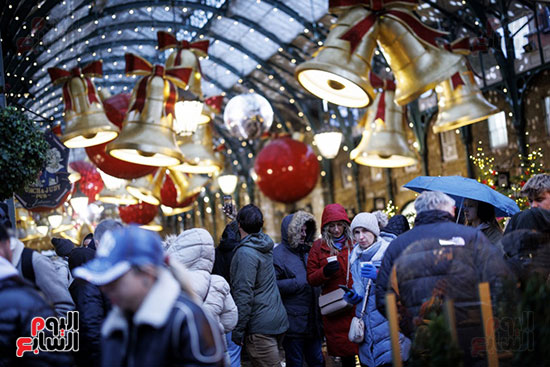 المصابيح الملونة تزين الشوارع المصابيح الملونة تزين الشوارع