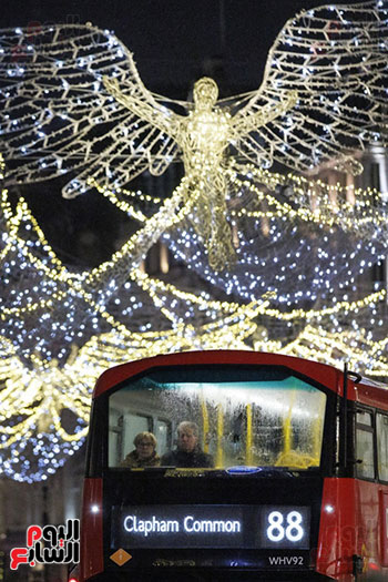 زينة عيد الميلاد وحافلات الركاب تجوب شوارع لندن زينة عيد الميلاد وحافلات الركاب تجوب شوارع لندن