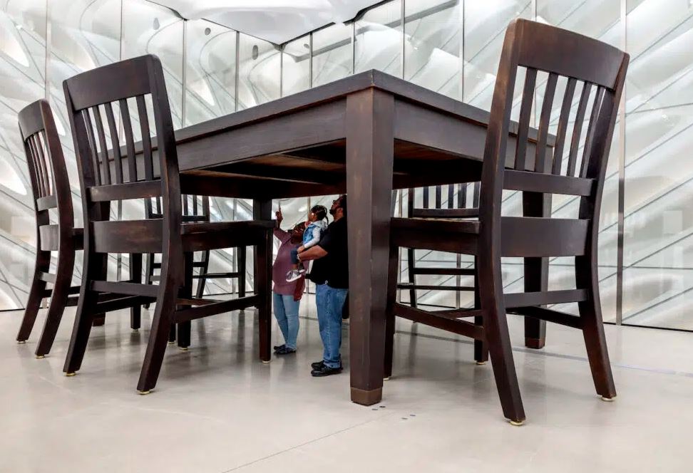 منحوتة تحت الطاولة