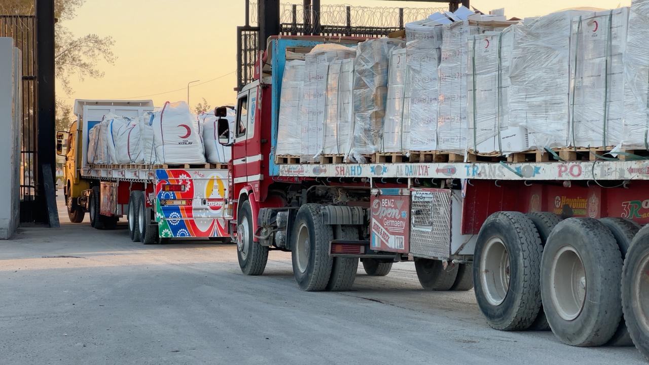 الهلال الأحمر المصري يدفع بأكثر من 220 ألف سلة غذائية 