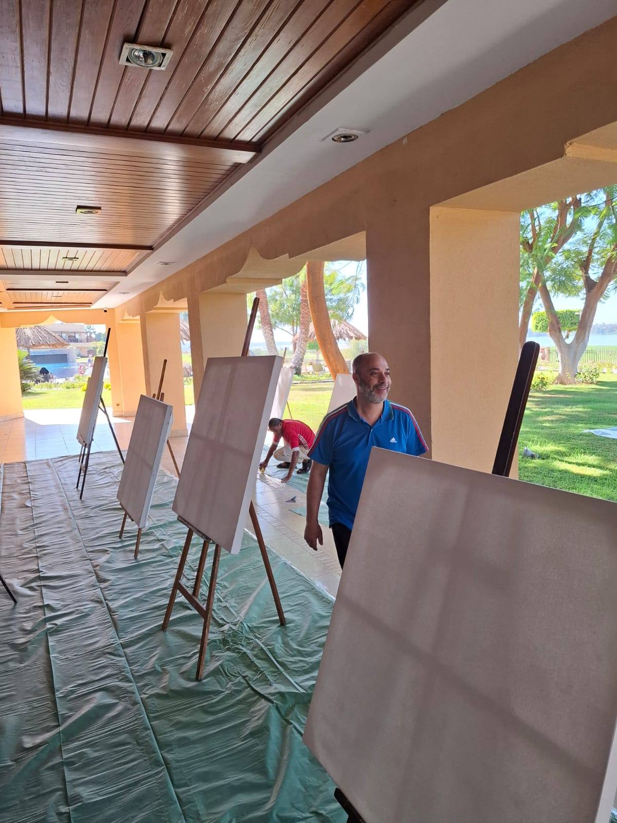 جانب من تجهيز لوحات الرسومات لدعم نجوم الفن التشكيلي