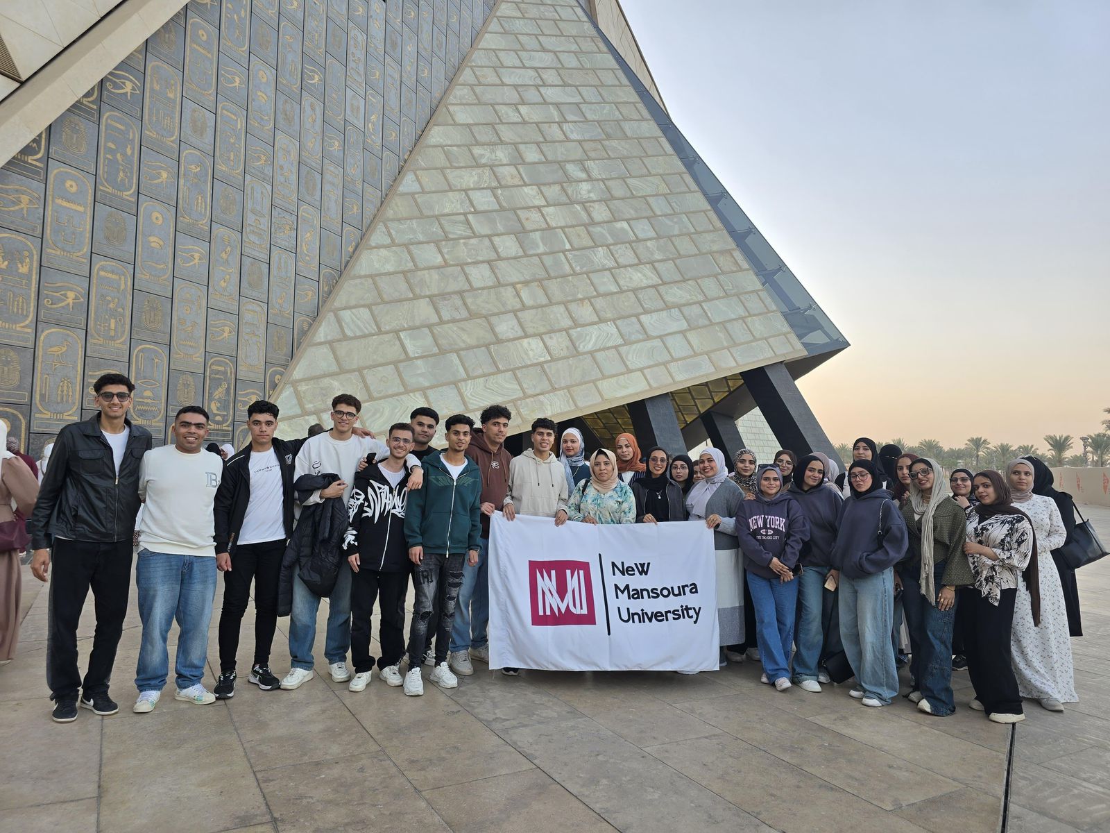 طلاب جامعة المنصورة الجديدة في زيارة للمتحف المصري الكبير طلاب جامعة المنصورة الجديدة في زيارة للمتحف المصري الكبير