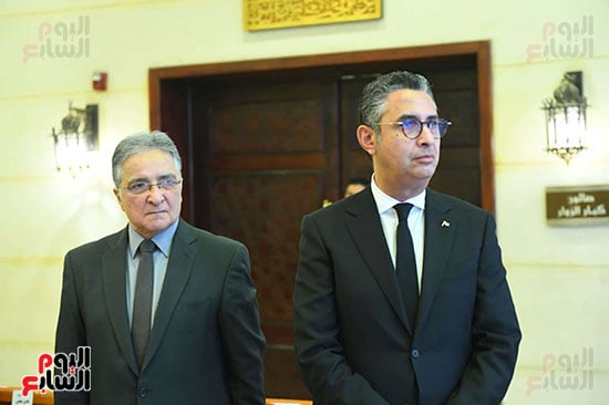 وزير التموين يقف لاستقبال الحضور بالعزاء وزير التموين يقف لاستقبال الحضور بالعزاء