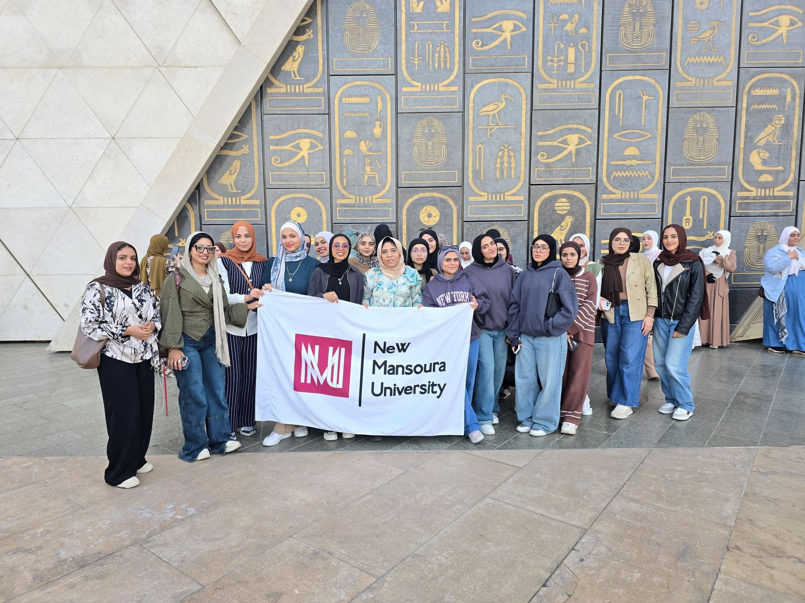سعادة طالبات كلية التمريض من زيارة المتحف المصري الكبير سعادة طالبات كلية التمريض من زيارة المتحف المصري الكبير