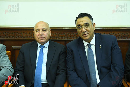 وزير النقل كامل الوزير خلال العزاء وزير النقل كامل الوزير خلال العزاء