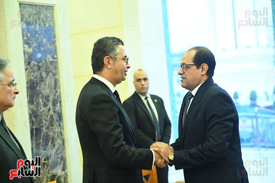 وزير التموين يصافح أحد المعزيين وزير التموين يصافح أحد المعزيين