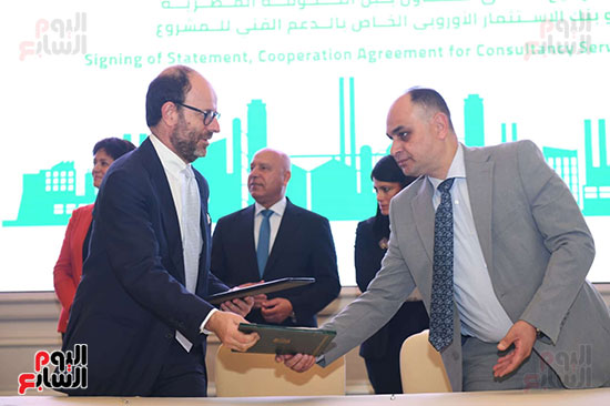 جانب من توقيع الاتفاقية جانب من توقيع الاتفاقية