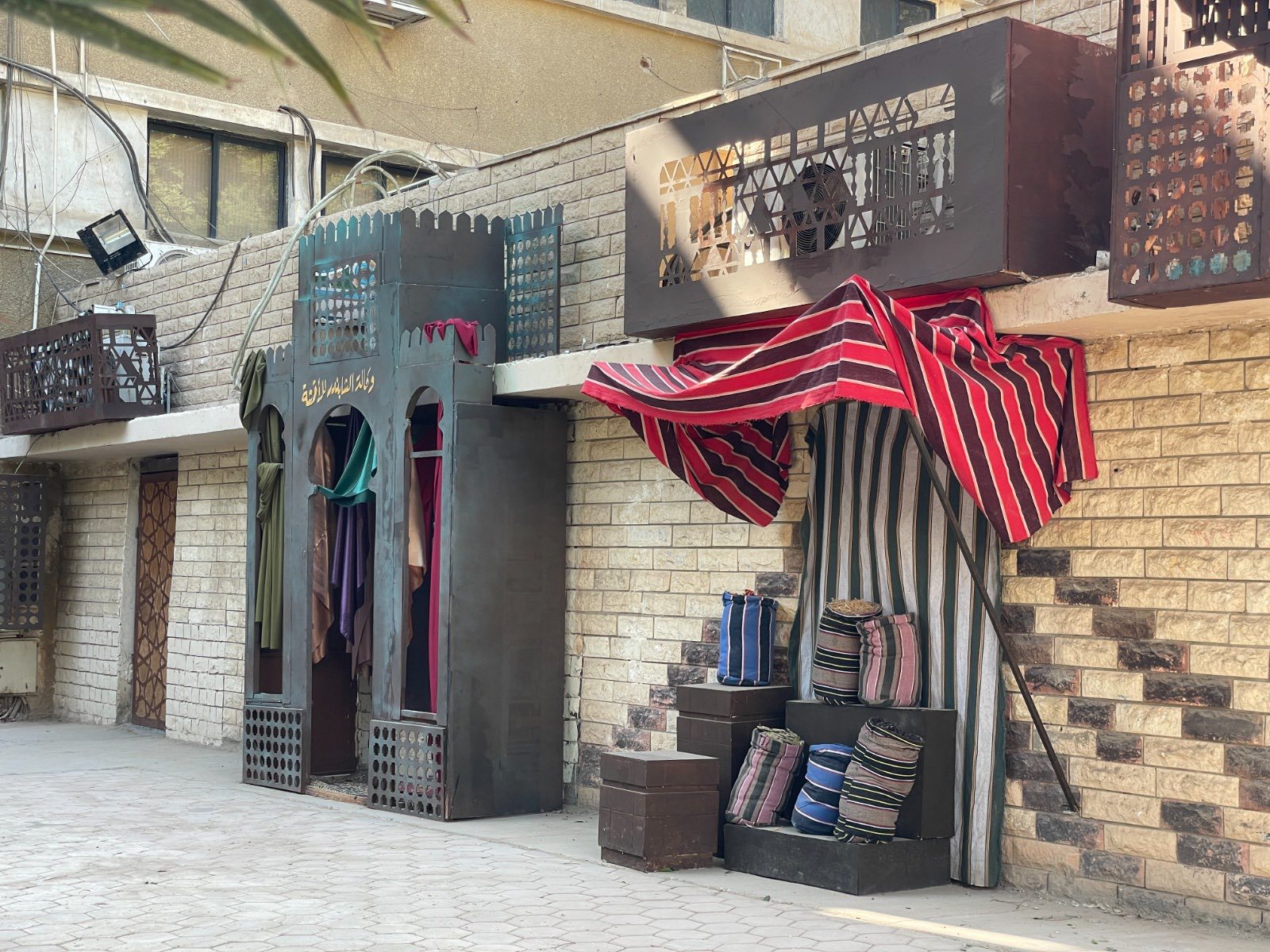 لوكيشن سينمائي مستوحى من الطراز المملوكي بكلية الفنون الجميلة الأقصر لوكيشن سينمائي مستوحى من الطراز المملوكي بكلية الفنون الجميلة الأقصر