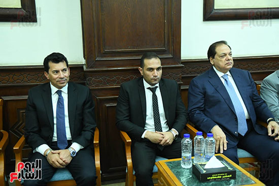 محمد ابو العنين ووزير الشباب خلال العزاء محمد ابو العنين ووزير الشباب خلال العزاء