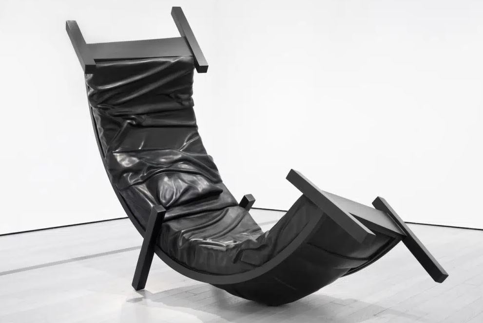 سرير أسود منحني