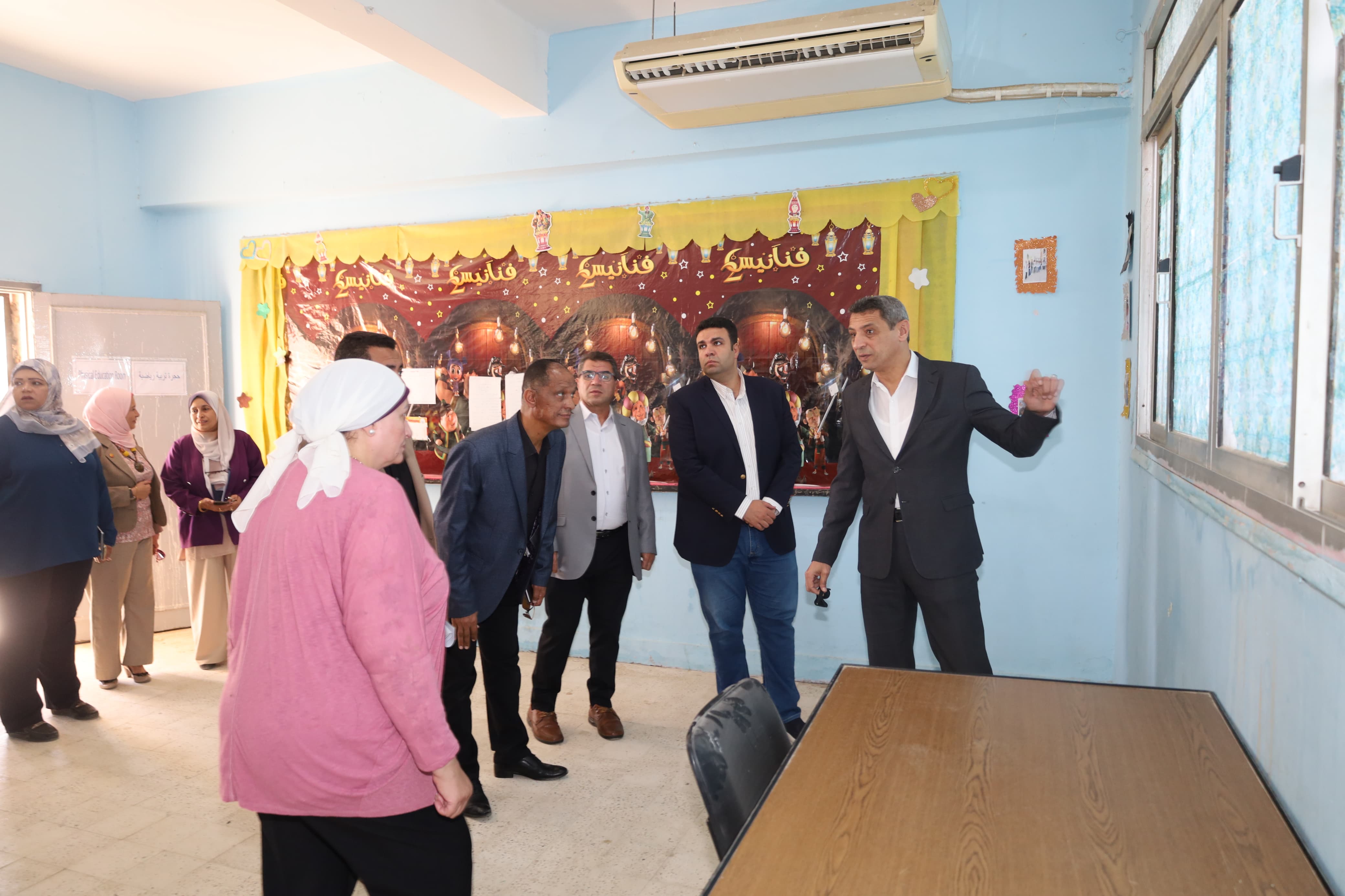 جولة محافظ السويس يتفقد لجان انتخابات النواب