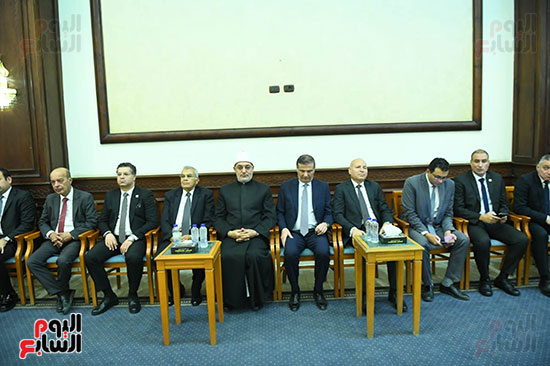 وزير الزراعة ومفتى الجمهورية خلال العزاء وزير الزراعة ومفتى الجمهورية خلال العزاء