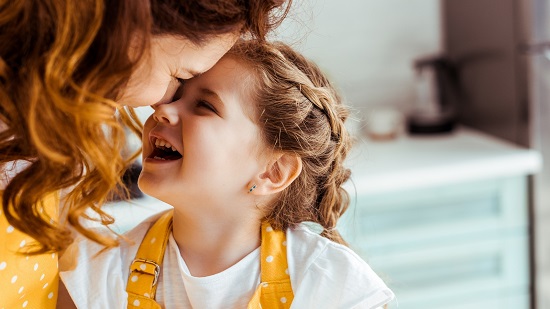 أم تمرح مع طفلتها