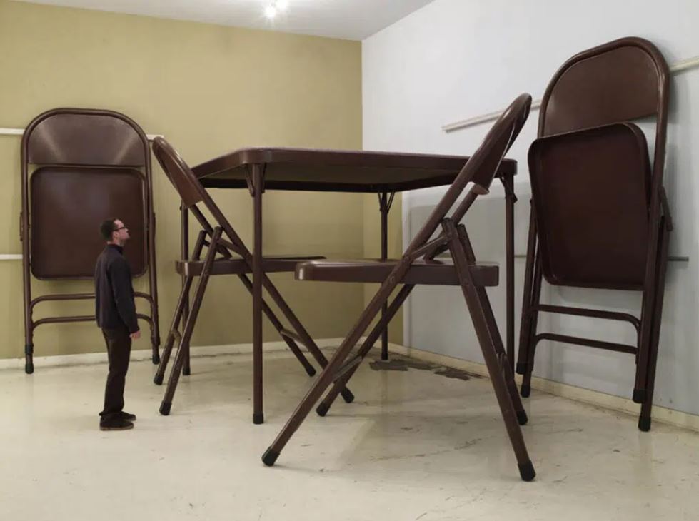 مجسم لطاولة وكراسي