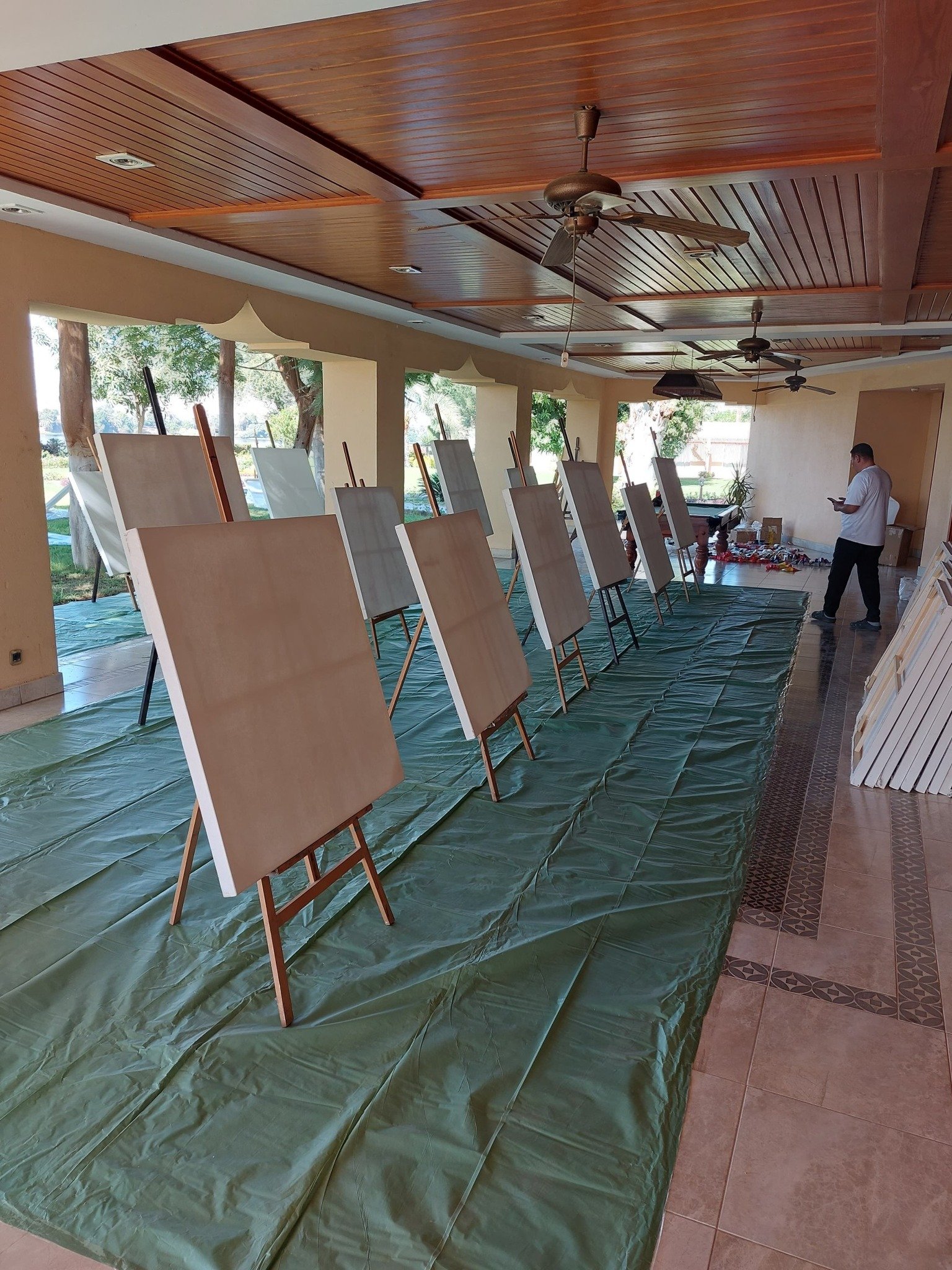 لوحات لتقديم إبداعات نجوم الفن التشكيلي بالملتقى