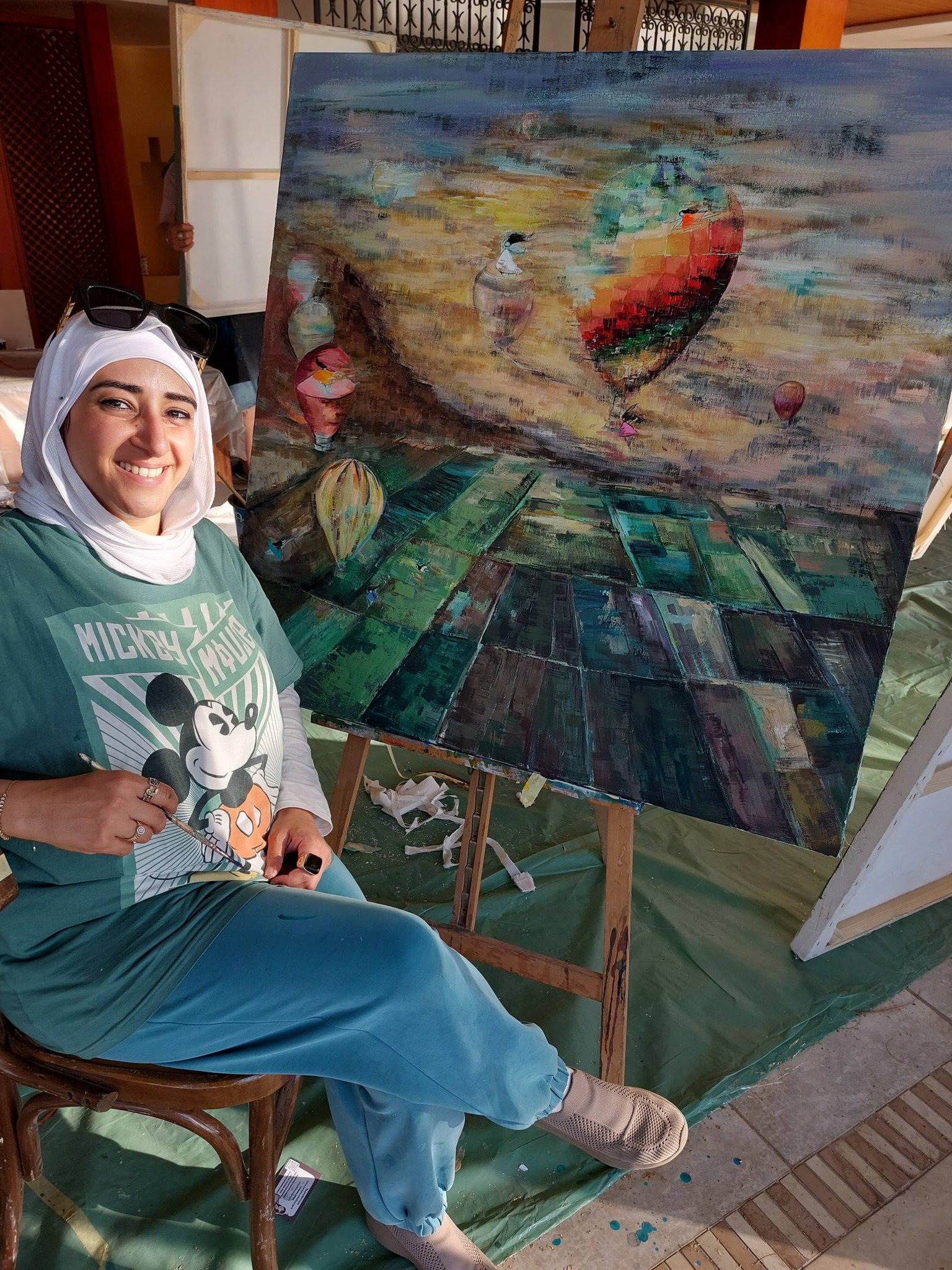 لوحة البالون والخضرة والسماء لفنانة مشاركة فى الملتقى