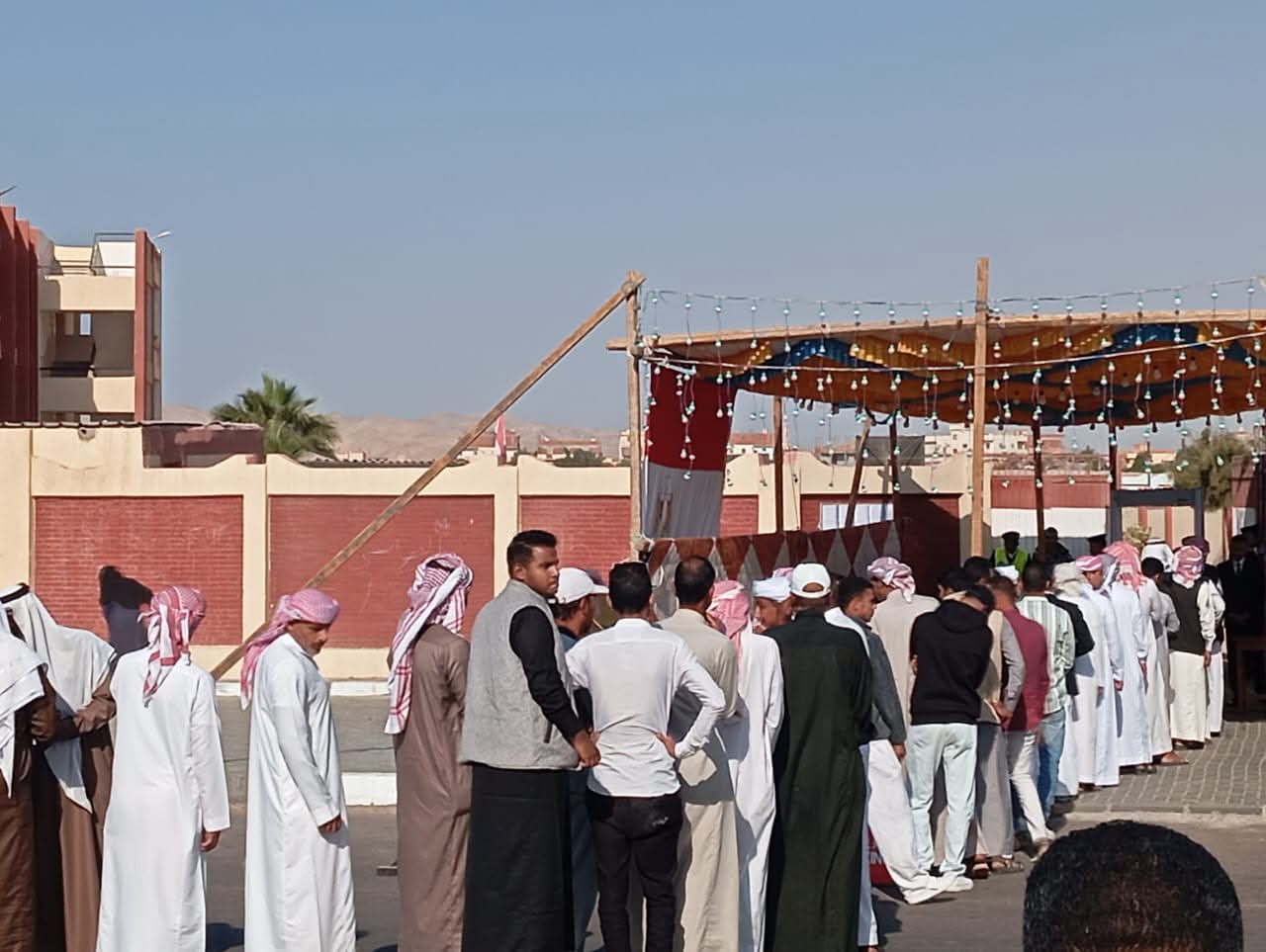 توافد المواطنين على لجان الانتخابات بطور سيناء توافد المواطنين على لجان الانتخابات بطور سيناء