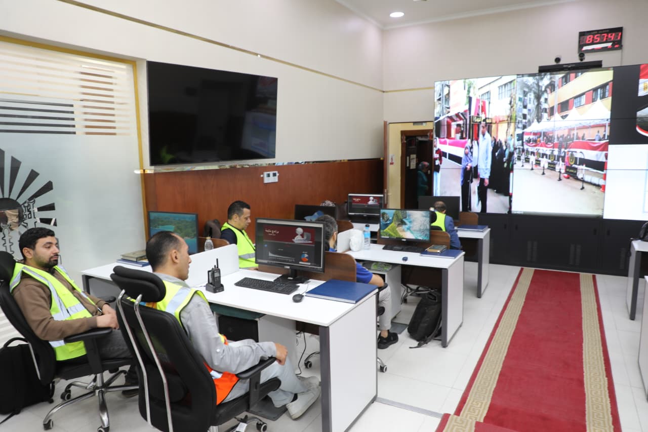 متابعة فتح اللجان الانتخابية من غرفة العمليات المركزية بمحافظة القاهرة 