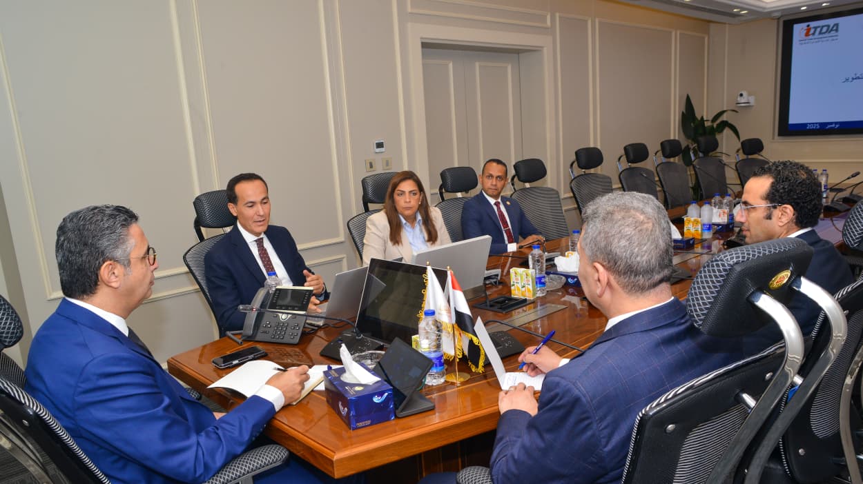 وزير التموين خلال الاجتماع 