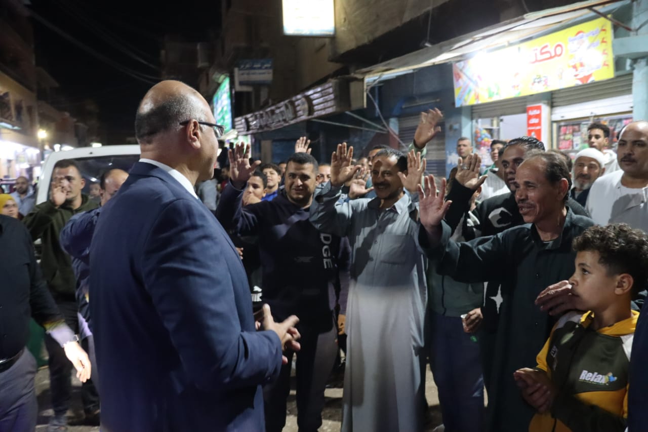 المحافظ في حديث ودي مع المواطنين