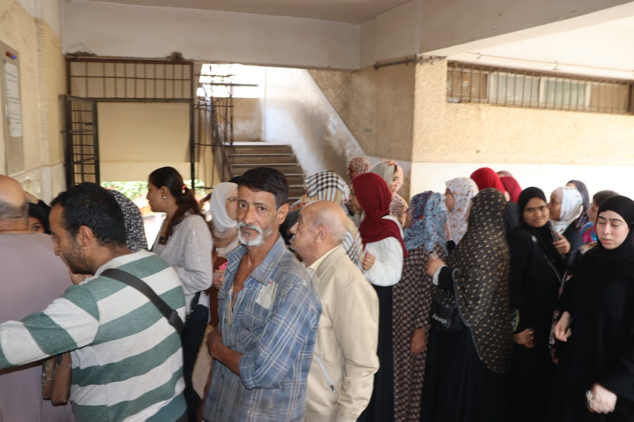 الزحام أمام اللجان خلال الفترة المسائية