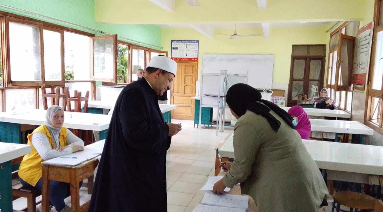 الدكتور محمد مختار جمعة يدلى بصوته في الانتخابات النواب