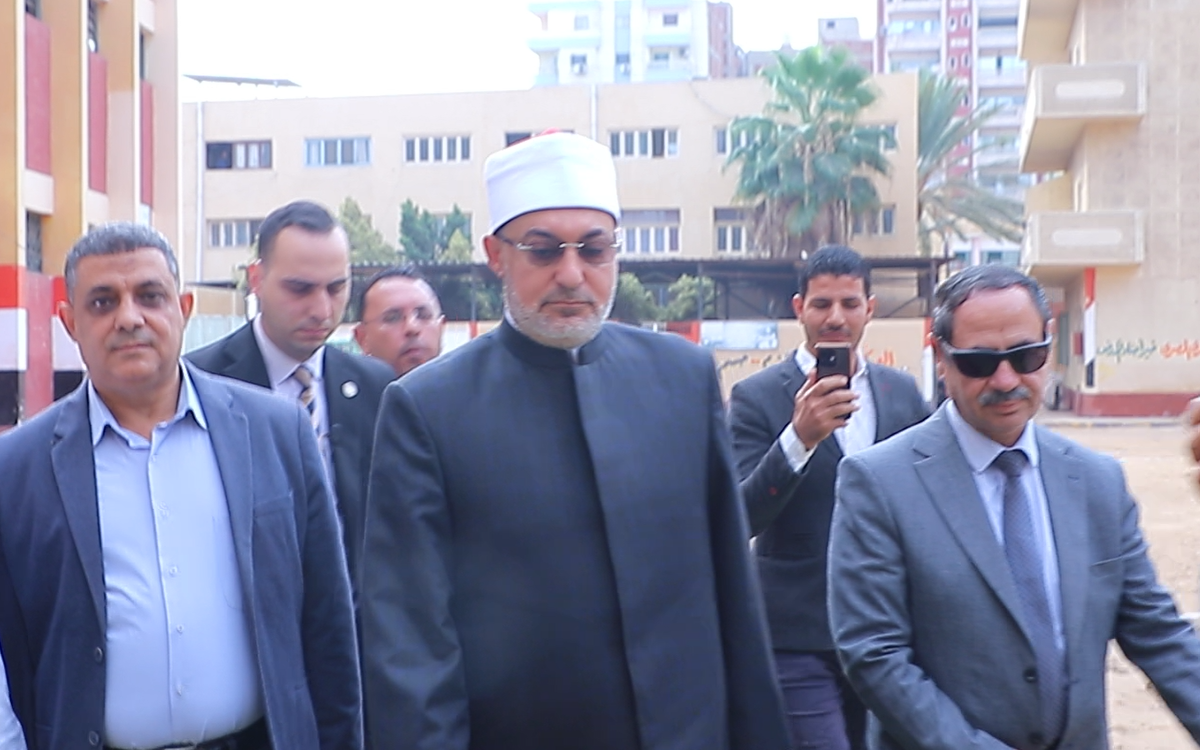 فضيلة مفتي الجمهورية متوجها للجنة للإدلاء بصوته 