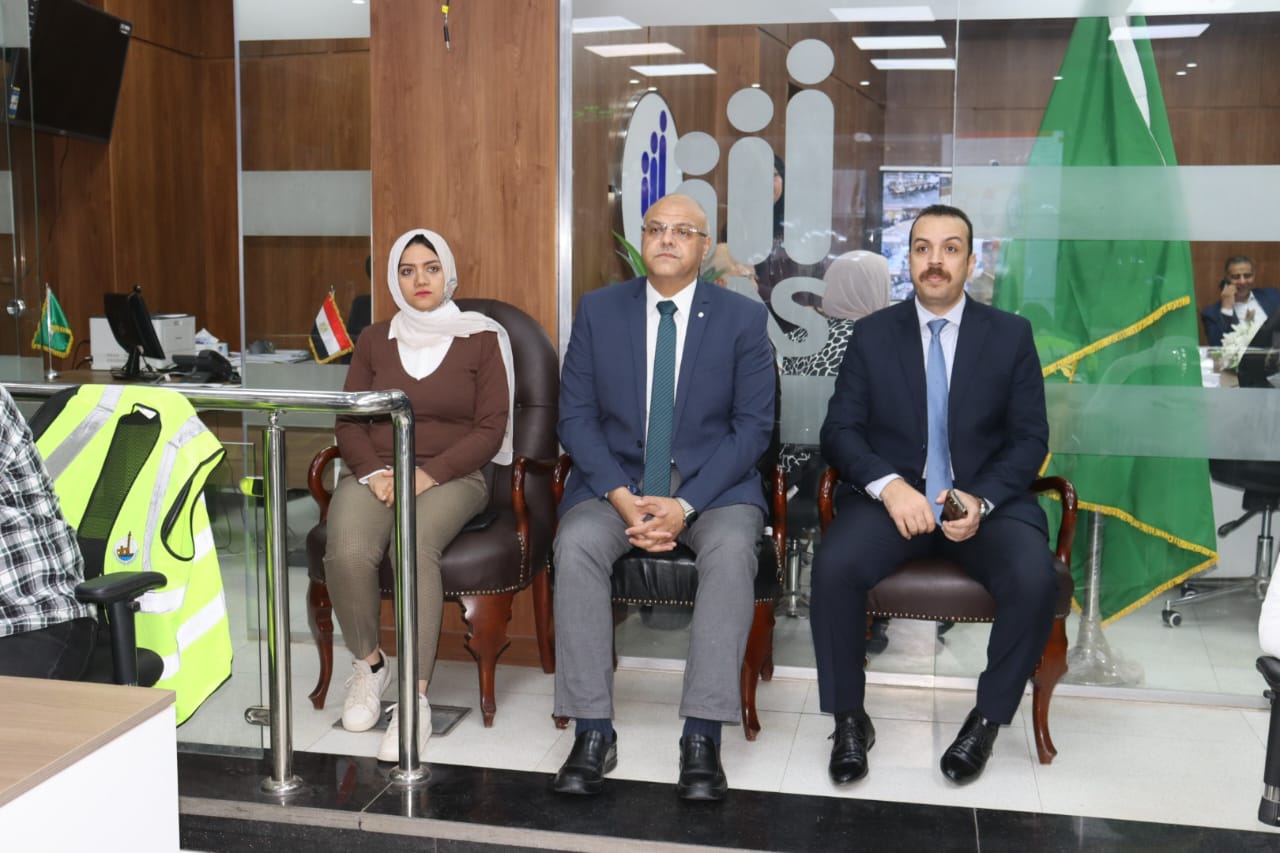 المحافظ يتابع فتح اللجان المحافظ يتابع فتح اللجان