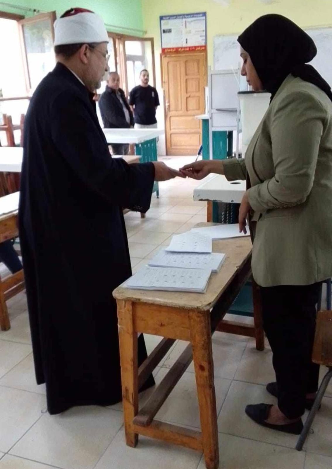 الدكتور محمد مختار جمعة يدلى بصوته