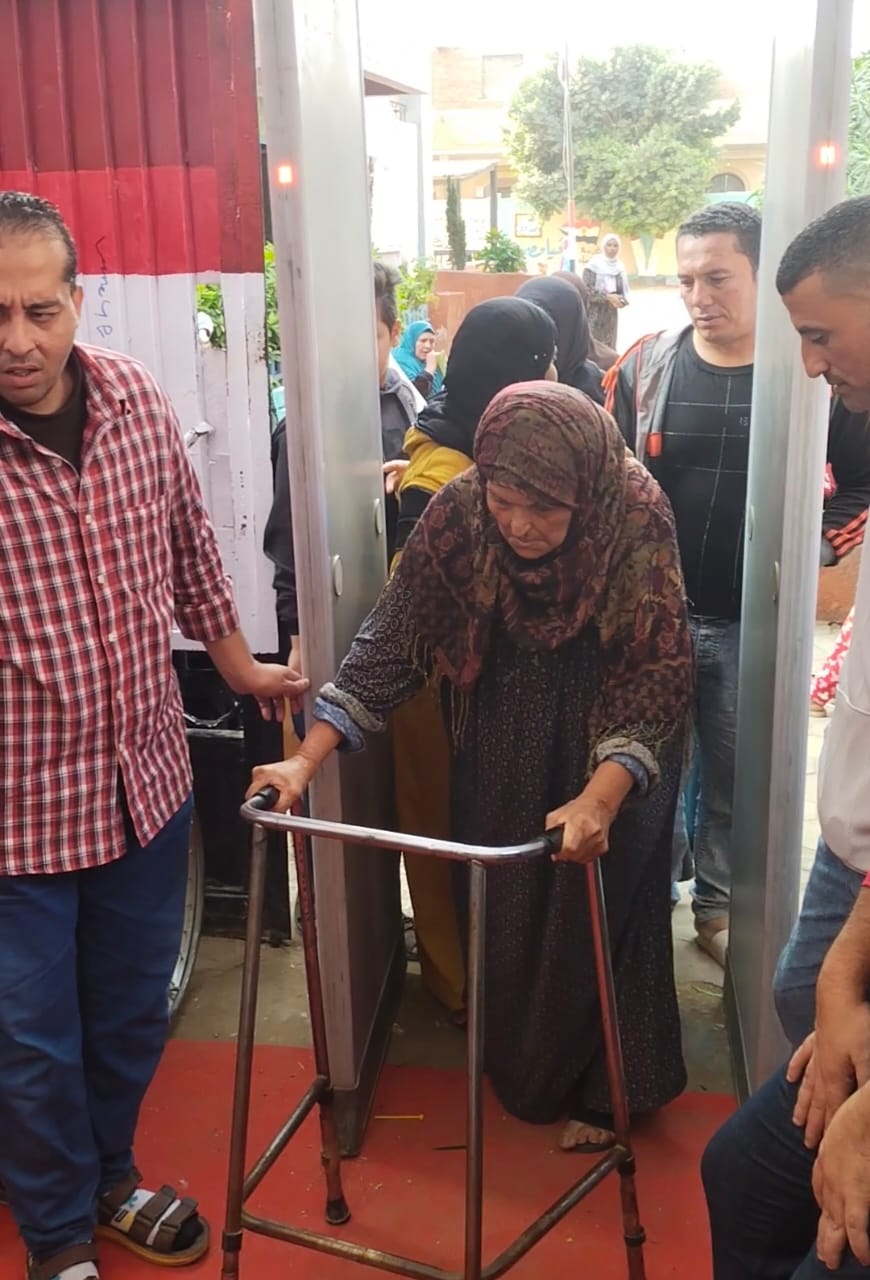 السيدة تتكئ على عكازها