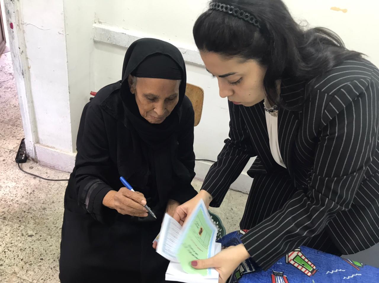 كبار السن يتصدرو المشهد الانتخابي بتعاون انساني من القضاة بوسط البلد  (1)