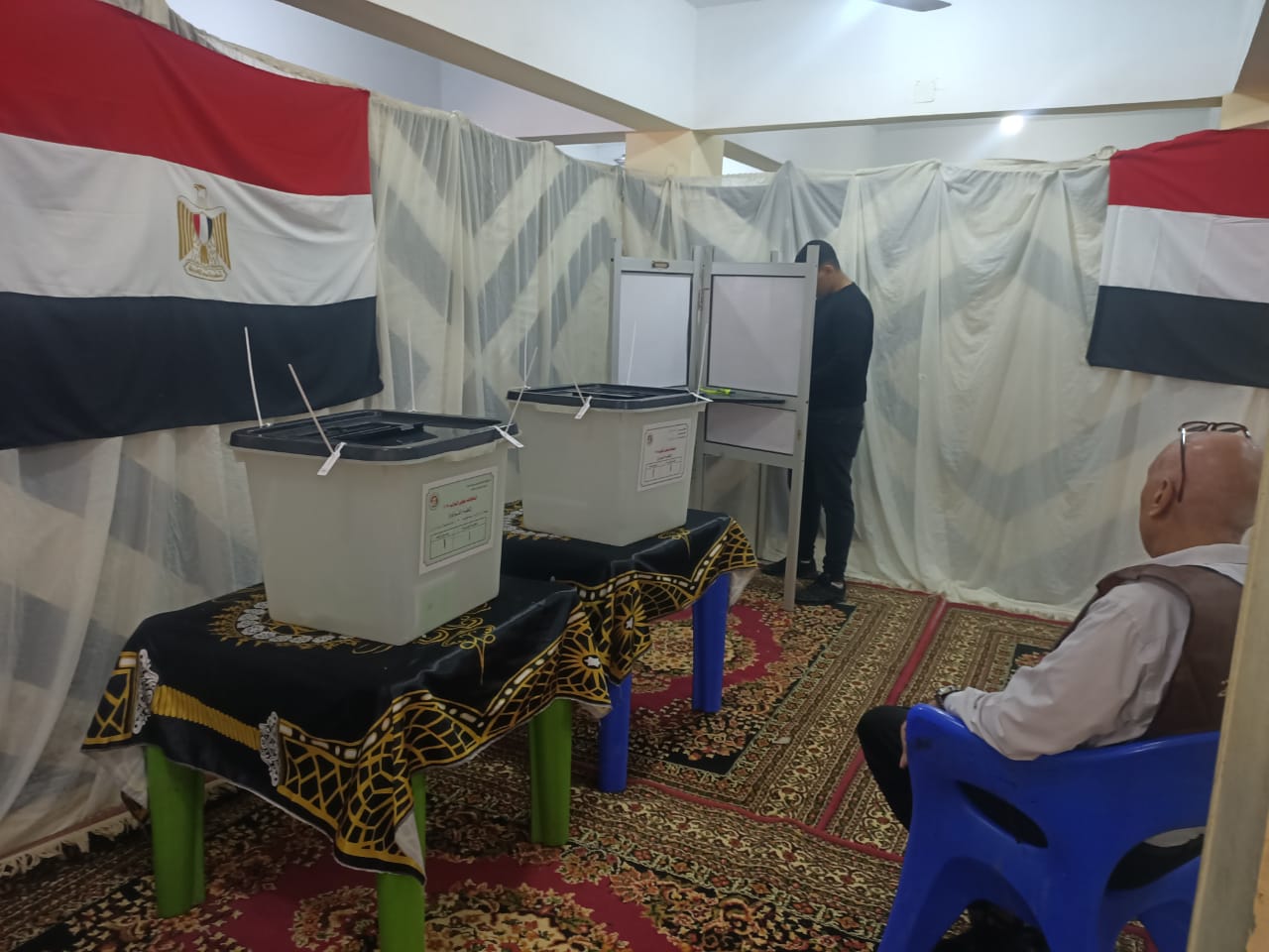 توافد الشباب للإدلاء بأصواتهم فى الإنتخابات