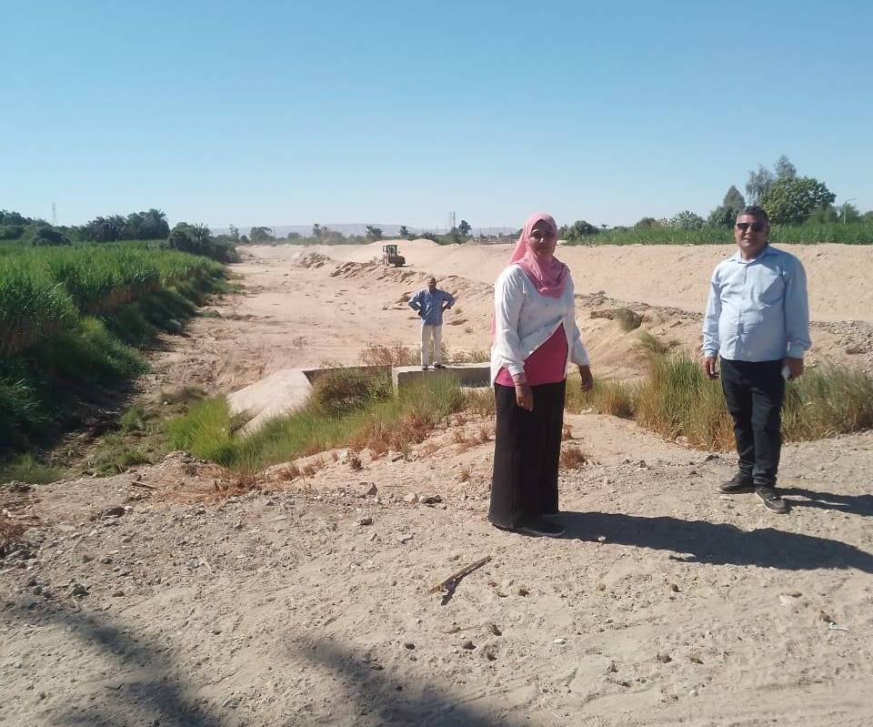 متابعة عمليات تطهير مخرات السيول حول الاقصر