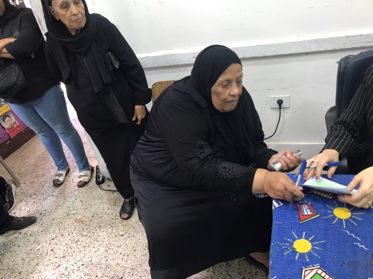 كبار السن يتصدرو المشهد الانتخابي بتعاون انساني من القضاة بوسط البلد  (3)