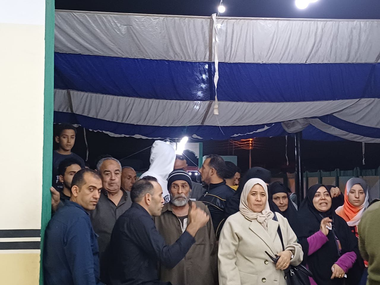 اقبال من الناخبين على اللجان اقبال من الناخبين على اللجان