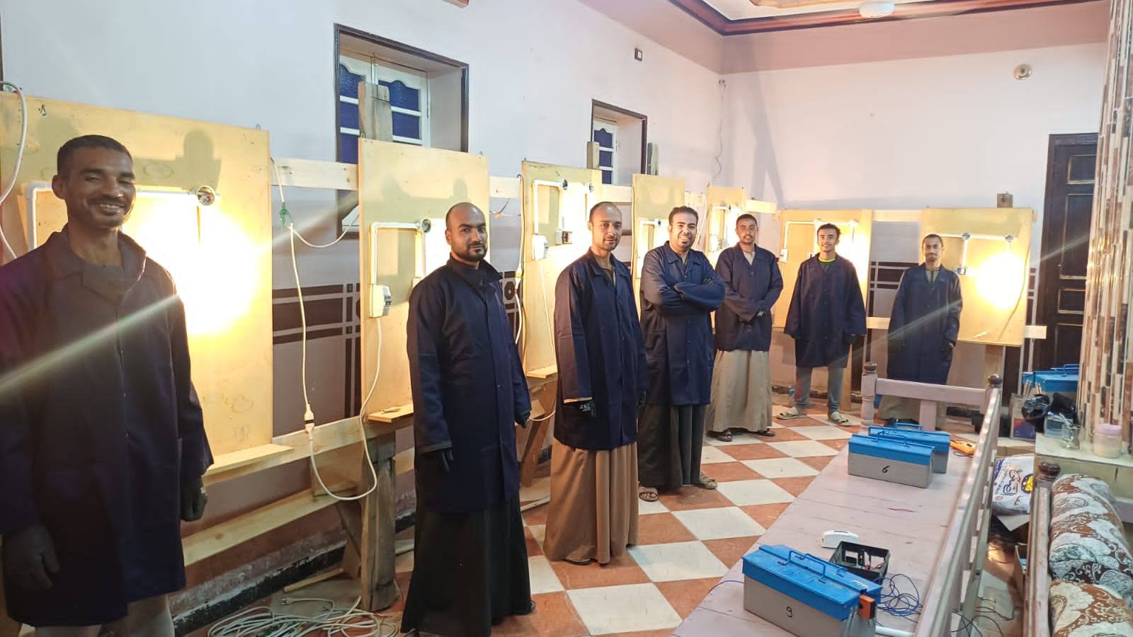 المشاركين بتدريب عملي لدورة كهرباء السلسيون برعاية وحدة السكان ومركز دندرة الثقافي بإسنا