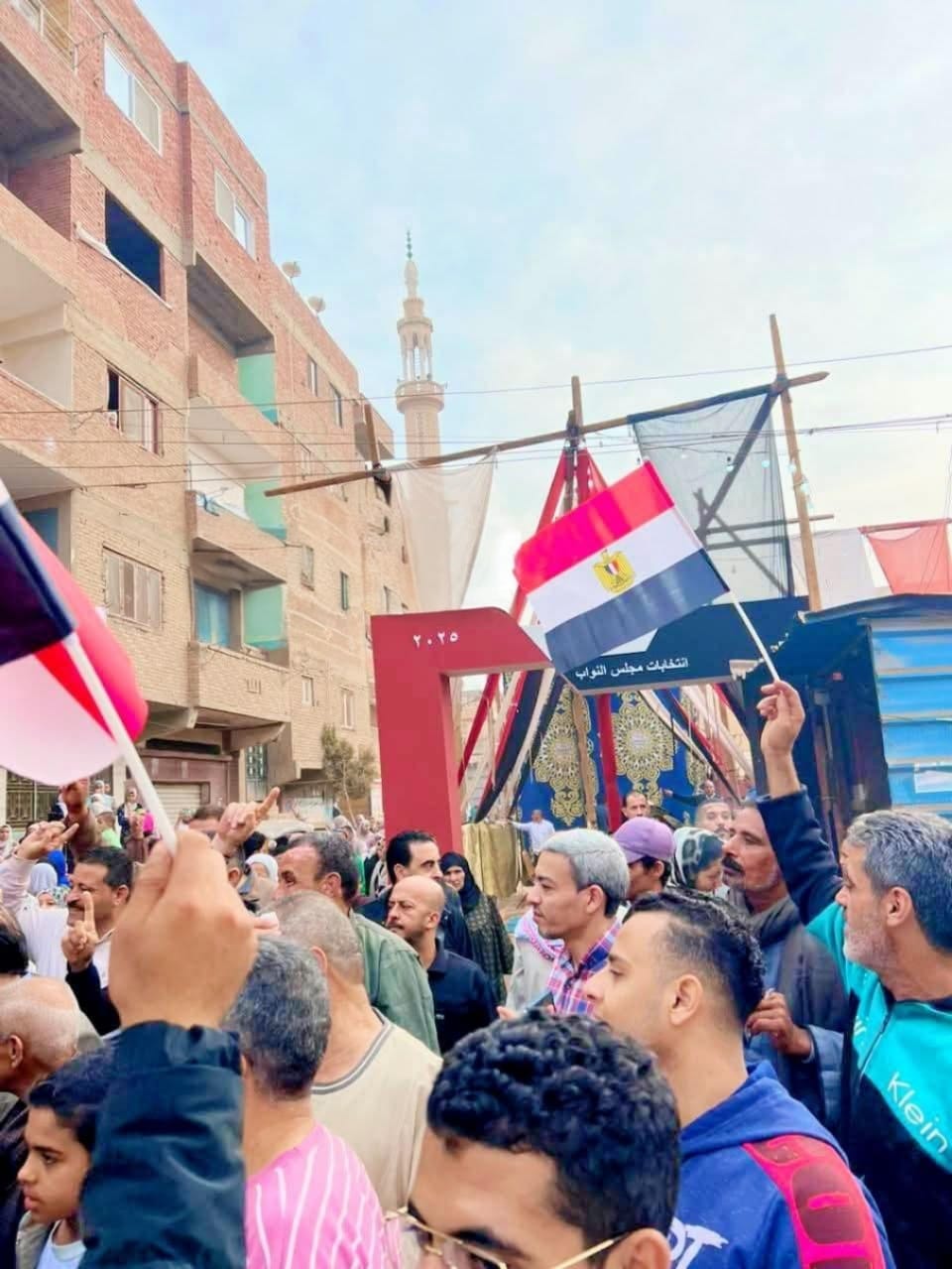 أعلام مصر ترفرف أمام اللجان الانتخابية بالقناطر الخيرية