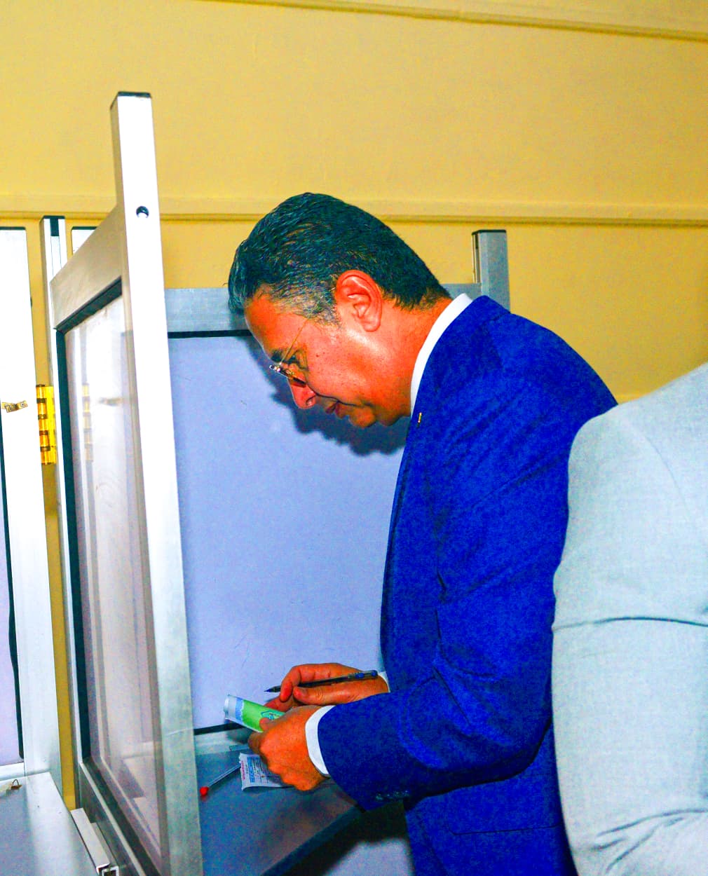 وزير التموين يدلي بصوته في انتخابات النواب 