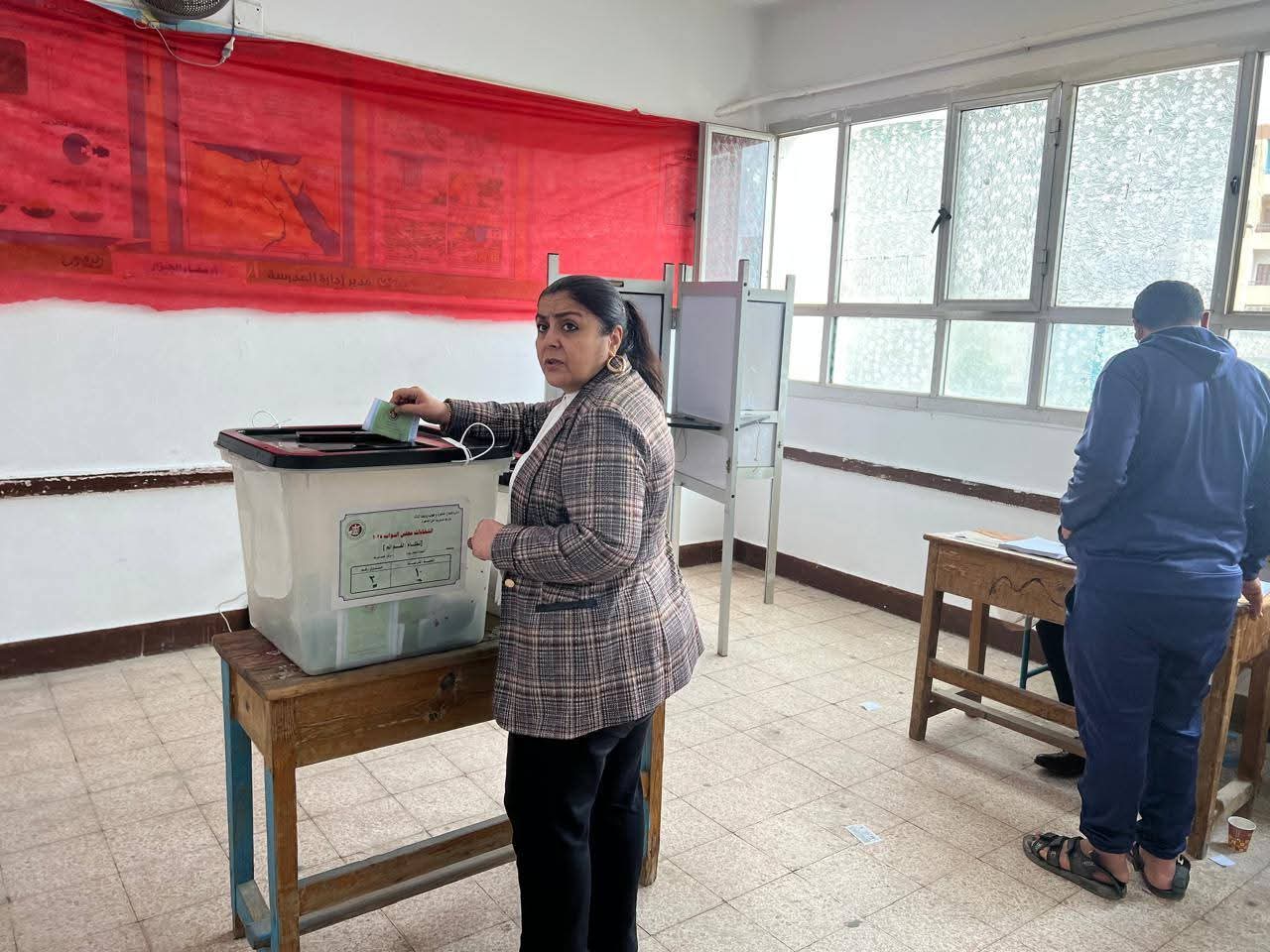 نائب محافظ القاهرة تتدلى بصوتها