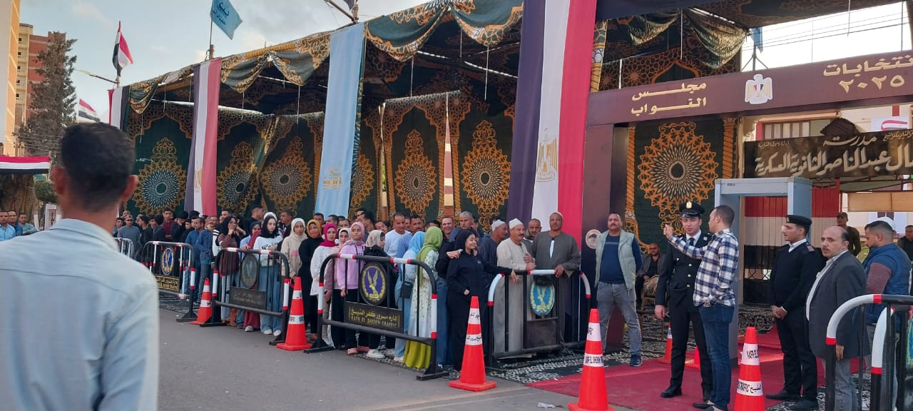 جانب من التوافد أمام لجنة جمال عبد الناصر