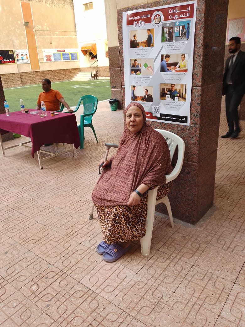 ناخبة مسنة تلتقط أنفاسها داخل لجنة انتخابية بالمطرية