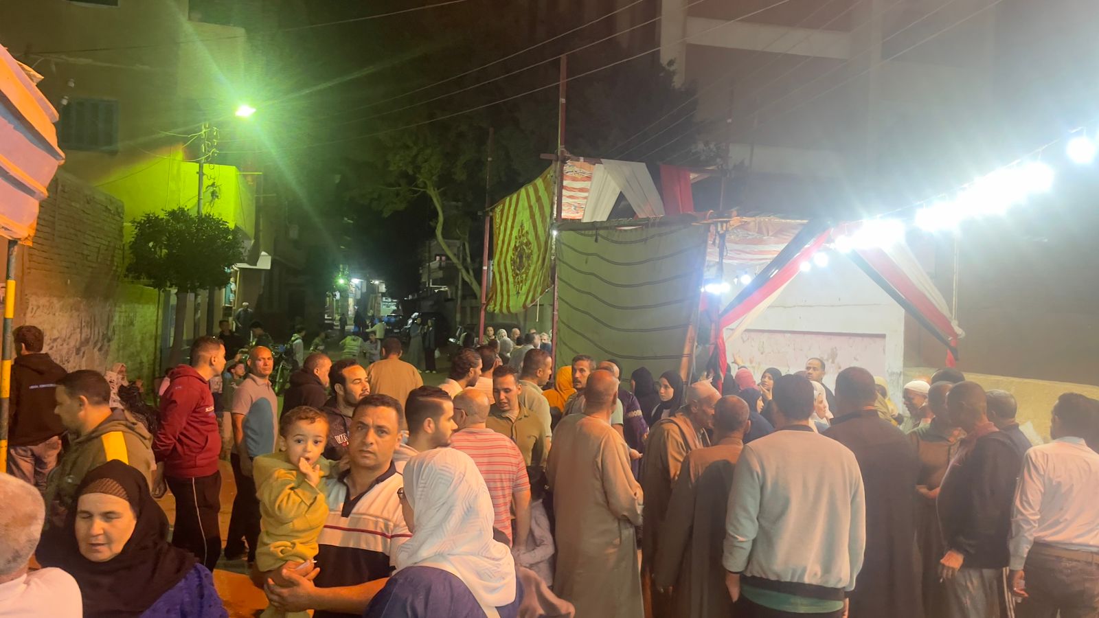 الزحام في قرية الأحراز في شبين القناطر الزحام في قرية الأحراز في شبين القناطر